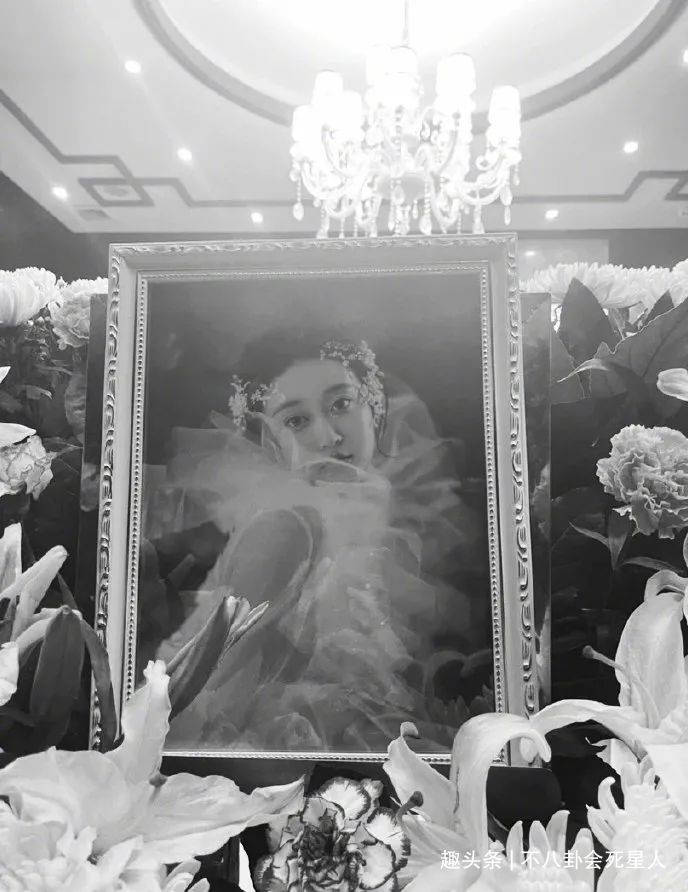 孙侨潞的遗照也随之公开,照片中的孙侨潞穿着薄纱衣裙,头发上带着满天