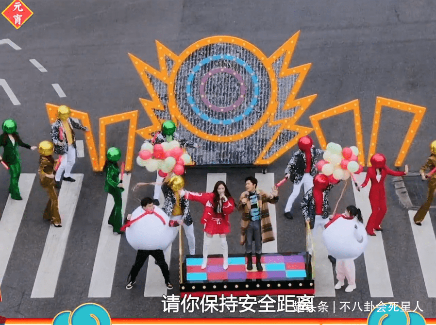 何炅嘴|芒果元宵会槽点多：何炅嘴瓢，沈梦辰戴美瞳扮老，四小花群魔乱舞