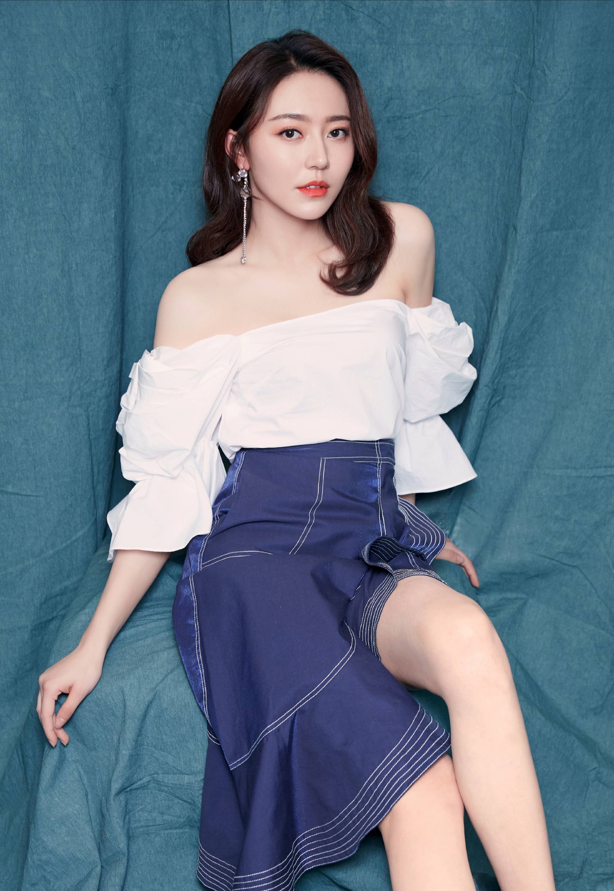 耳环 黄梦莹白色西装裙配星星耳环,甜美知性笑容治愈