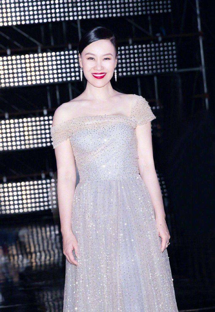 显得 邬君梅美的真实,不靠颜值不靠身材,全凭气质和专业实力取胜!