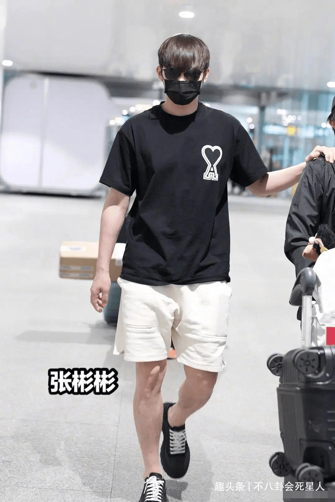 张彬彬 男明星机场私服：周震南被槽像大妈，井柏然似贵妇，他们很清爽