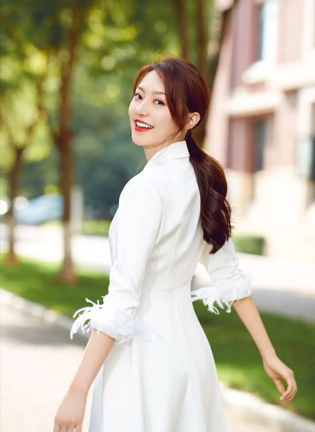 耳环 黄梦莹白色西装裙配星星耳环,甜美知性笑容治愈