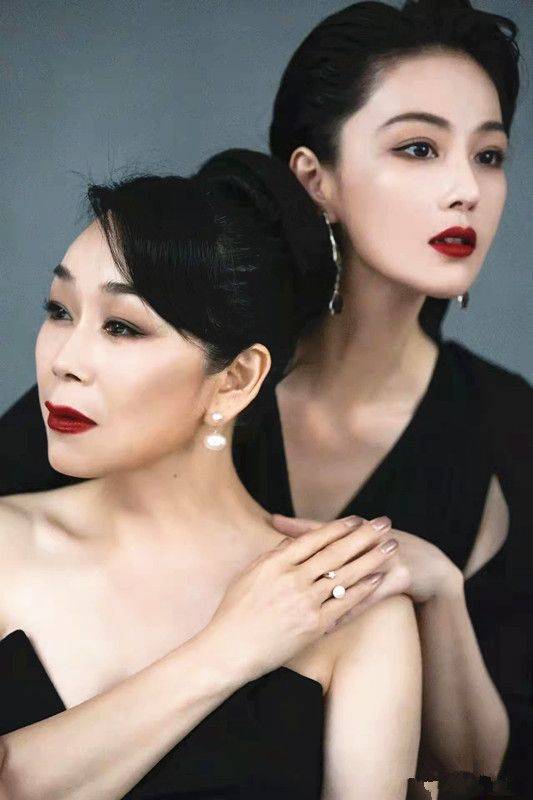 魅力 张馨予和妈妈的母女美搭,“母女式”穿搭的最佳组合,又美又飒