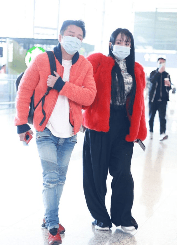 冉莹颖 冉莹颖机场穿衣也“抓马”！红皮草配紧身打底，看似浮夸却很时髦