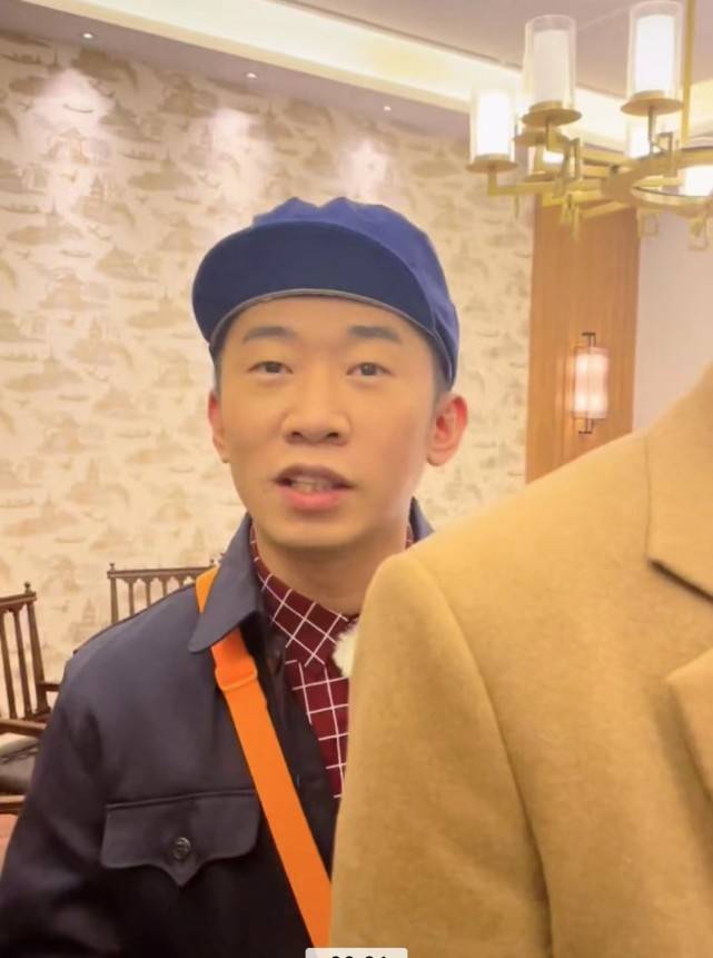 合唱|关晓彤跟范丞丞杨迪唱《穷叉叉》，扎着麻花辫捂嘴笑，三人超欢乐