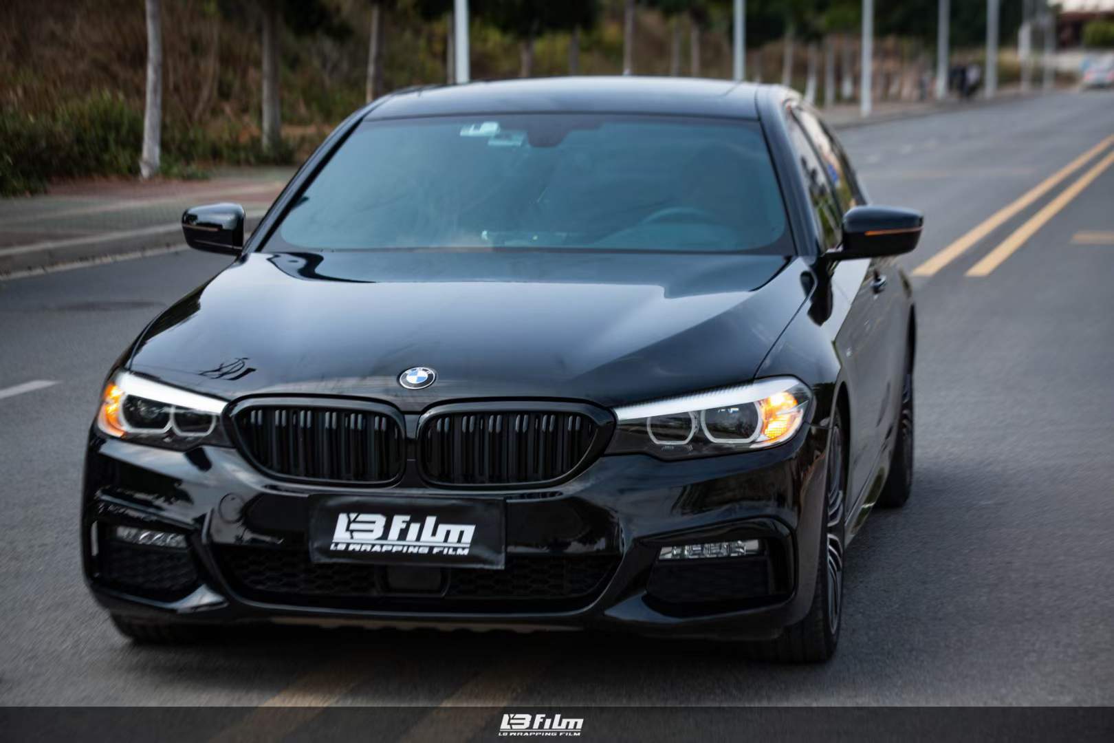 宝马5系汽车lb改色膜pet钢琴黑