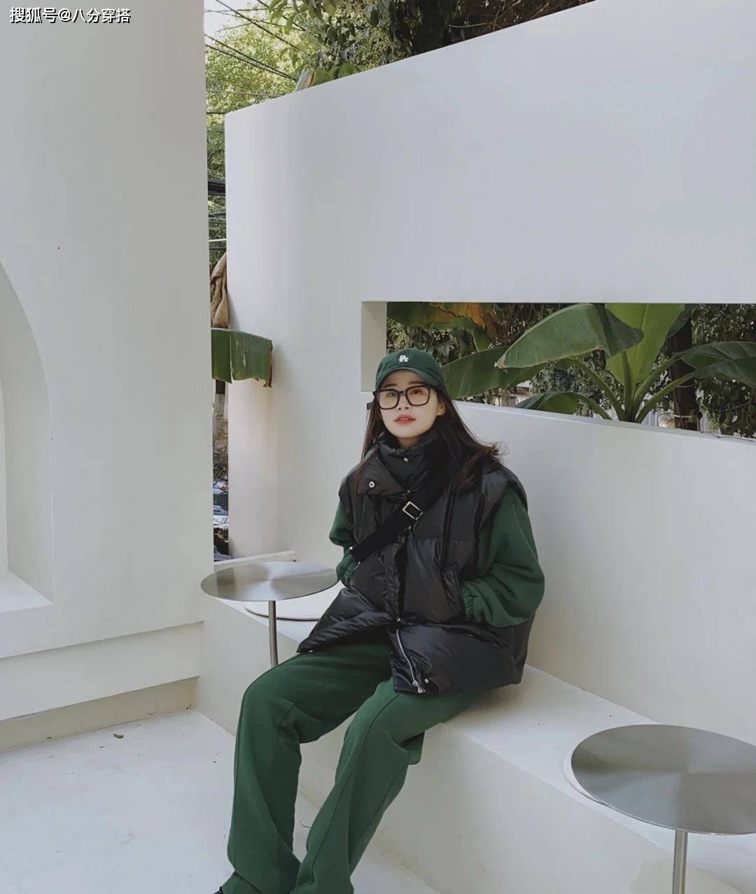 进行 羽绒服太显胖了?试试羽绒马甲叠穿的搭配,保暖舒适又减龄