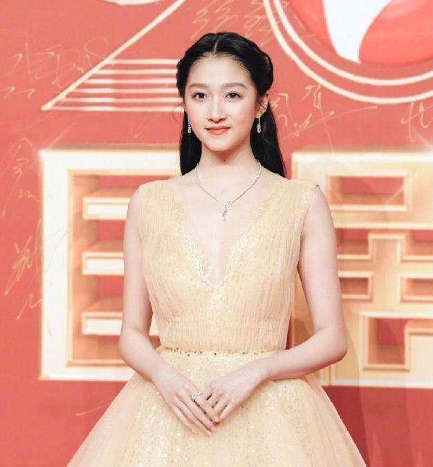 盛典 国剧盛典生图下的女星：关晓彤臃肿似发福，谭松韵30岁依旧少女