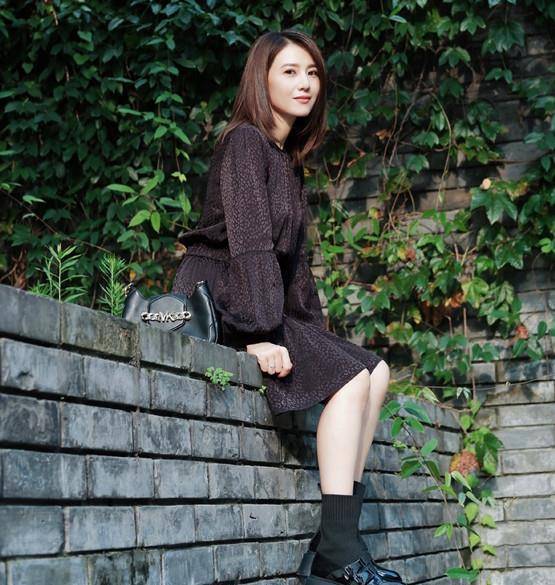 魅力 高圆圆低调露面为品牌助威，穿红色裙当车模，蜂腰红唇真假分不清