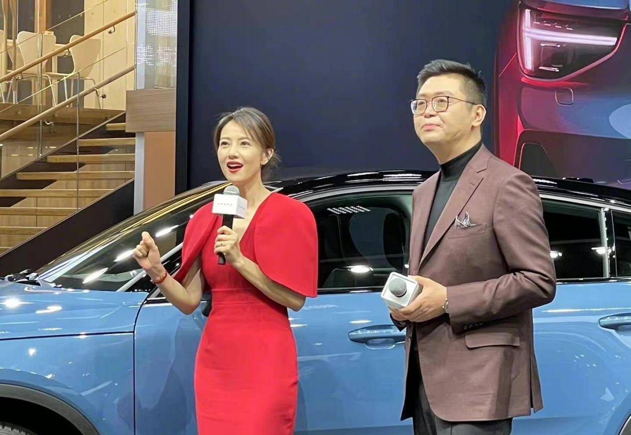 魅力 高圆圆低调露面为品牌助威，穿红色裙当车模，蜂腰红唇真假分不清