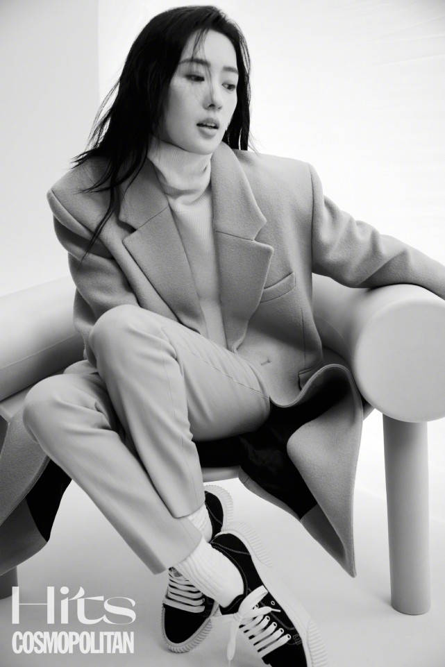 大衣 视后童瑶彻底放开了!穿职场装霸气侧漏,比章子怡都要有女王范