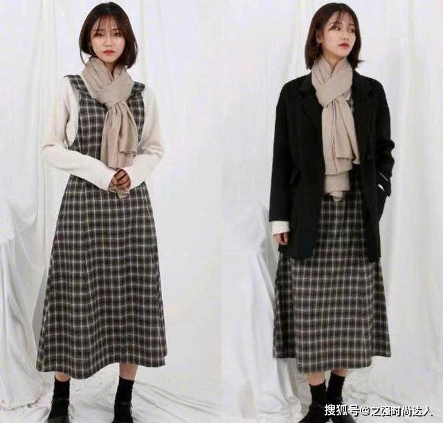 卫衣 选择一件白色的T恤作为内搭配上一件黑白格子的背心连衣裙