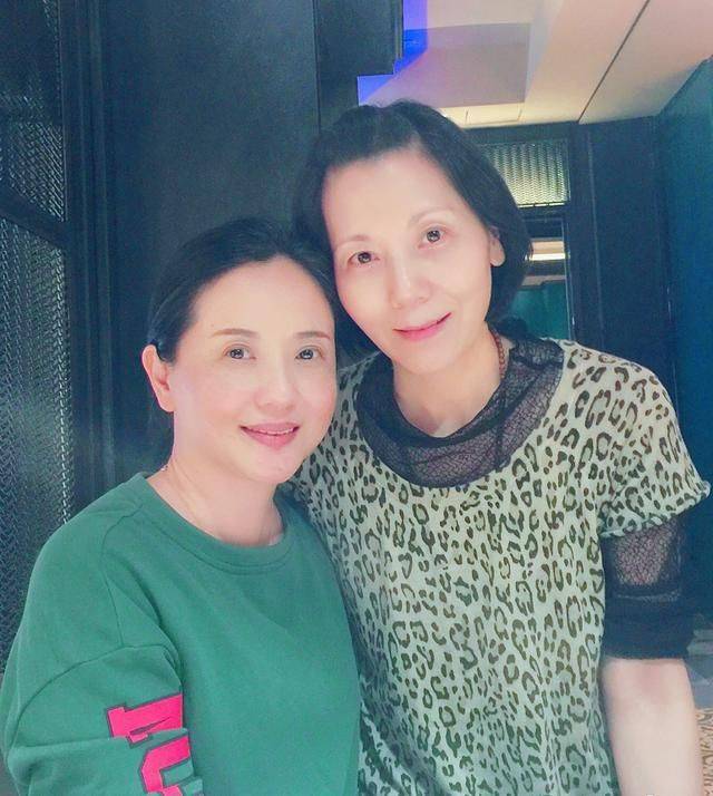 感觉55岁陶慧敏气质温婉，叠穿针织衫和毛衣，典型的老人打扮！