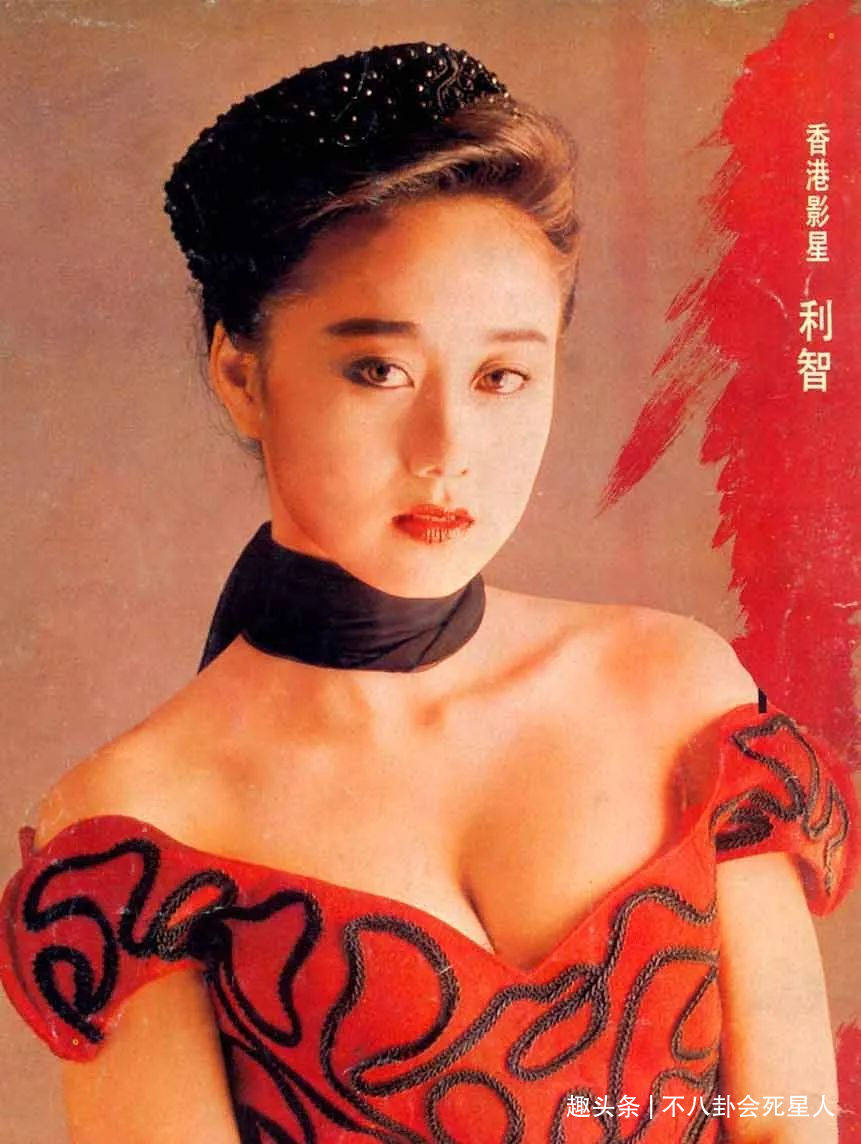 脸盘李连杰两个女儿化浓妆很成熟，大脸盘子不像利智，李连杰基因强大