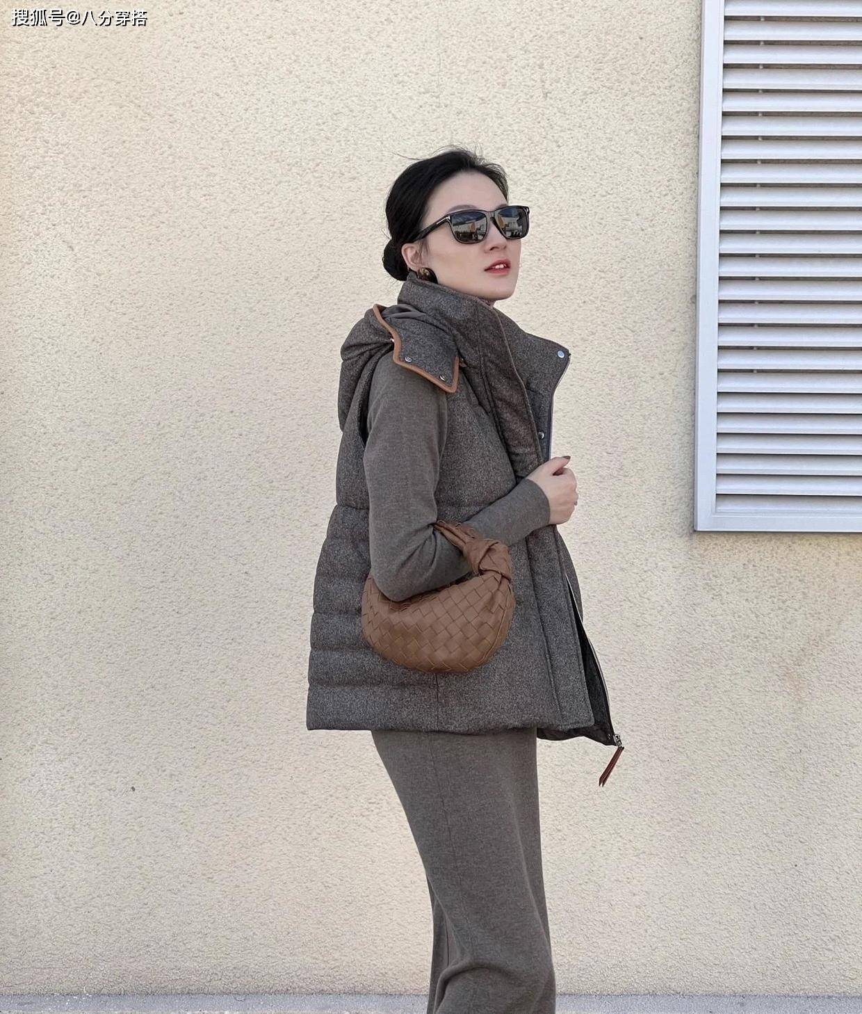 进行 羽绒服太显胖了?试试羽绒马甲叠穿的搭配,保暖舒适又减龄