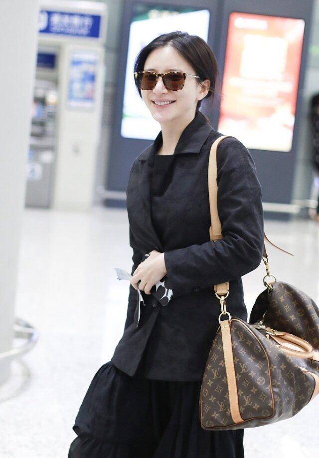 熊乃瑾 王宝强绯闻女友现身，36岁熊乃瑾西装百褶裙，同框助理身高差吸睛
