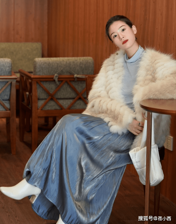 魅力 穿衣有品味的女人，都会选择毛茸茸的外套，这么打扮太高级了！