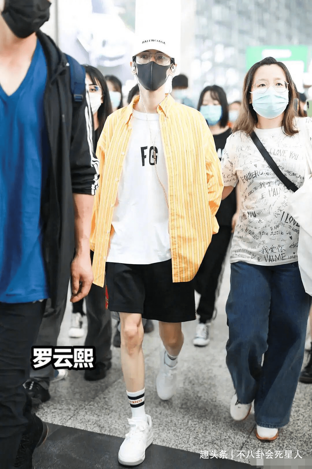 张彬彬 男明星机场私服：周震南被槽像大妈，井柏然似贵妇，他们很清爽