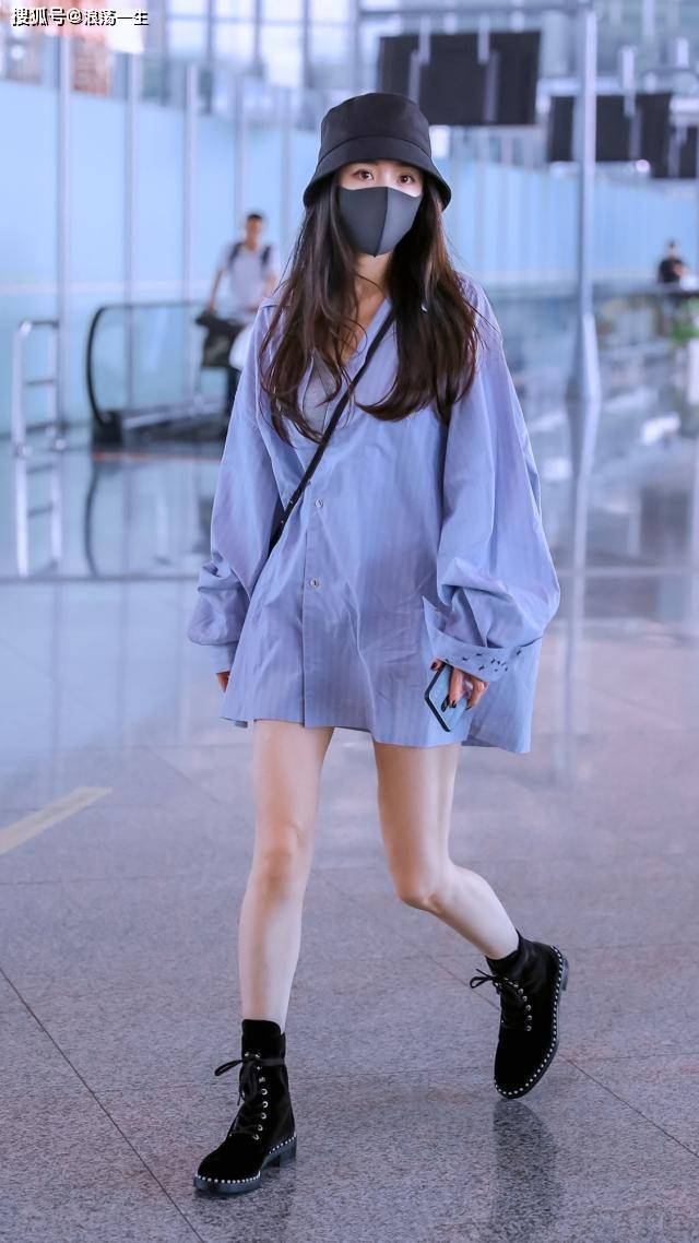 杨幂 杨幂33岁生日喜提祝福，光脚丫秀俏皮穿搭，T恤叠穿腿精名副其实