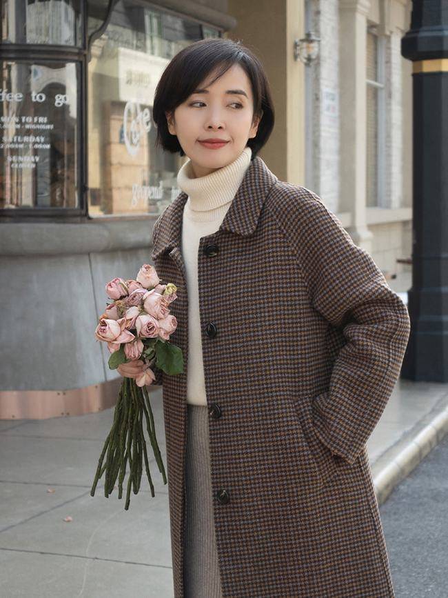 颜色 选择大衣的时候，姐妹们可以尝试一些时尚的元素