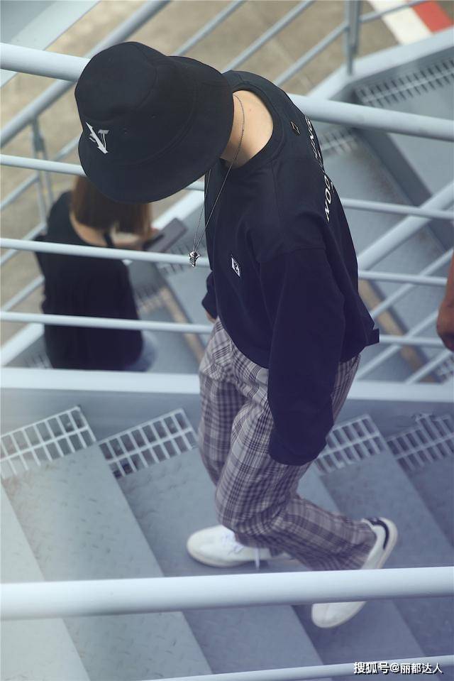 长袖 20岁王俊凯戴渔夫帽低调亮相，配格纹裤走路带风，俨然是个潮男