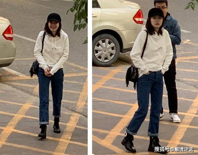 浅色 33岁江疏影和父母外出,浅色T配长裙,朴素穿着挡不住女神好气质