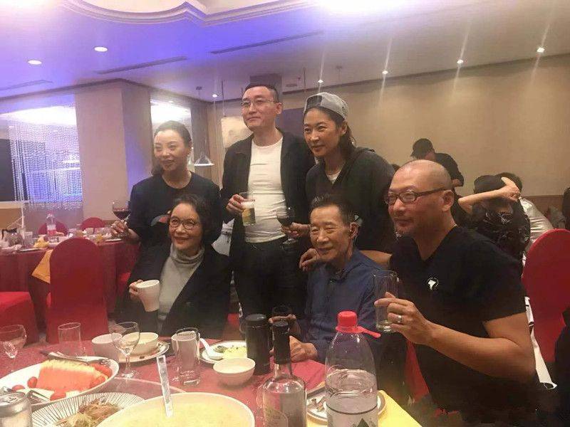 好友宋晓英跟好友聚会合影，一副典型的老人打扮，但整个人气质优雅！
