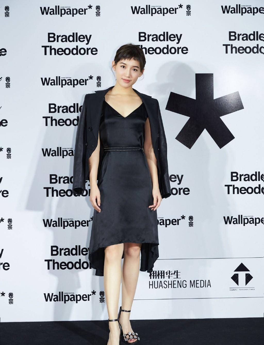 因为|《新神雕侠侣》她是小龙女的师祖，今穿格纹连体裤，戴草帽超甜美