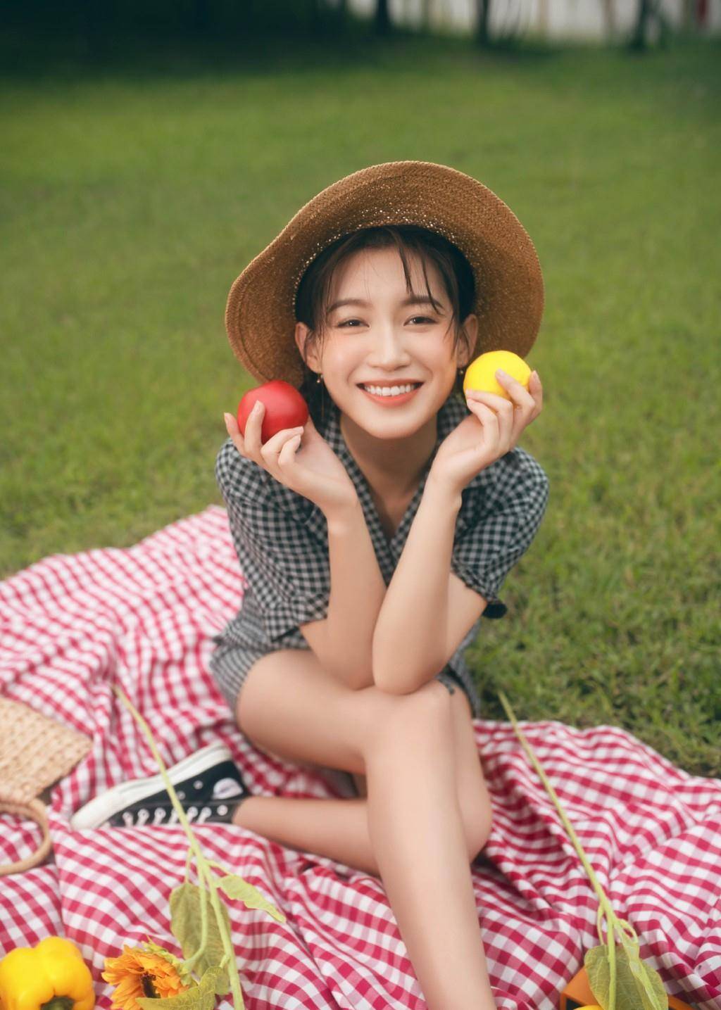 因为|《新神雕侠侣》她是小龙女的师祖，今穿格纹连体裤，戴草帽超甜美