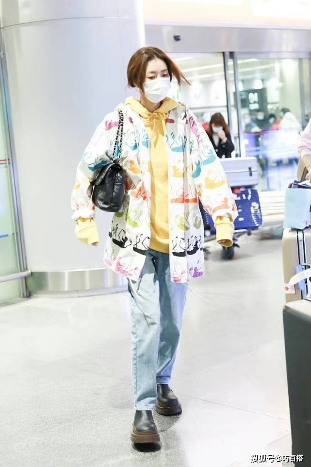 整体 刘雯是把卫衣“焊”在身上了吗?私服造型总有它,而且还都很好看