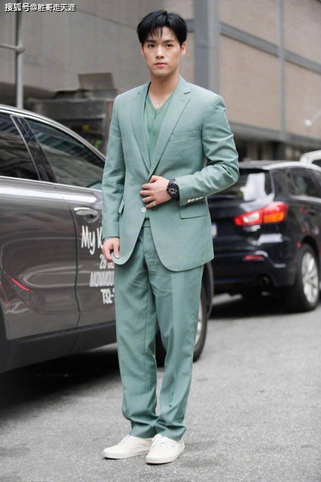 蓝发染 看帅哥养眼！董又霖薄荷绿西装现身时装周，清新气质成街头风景线