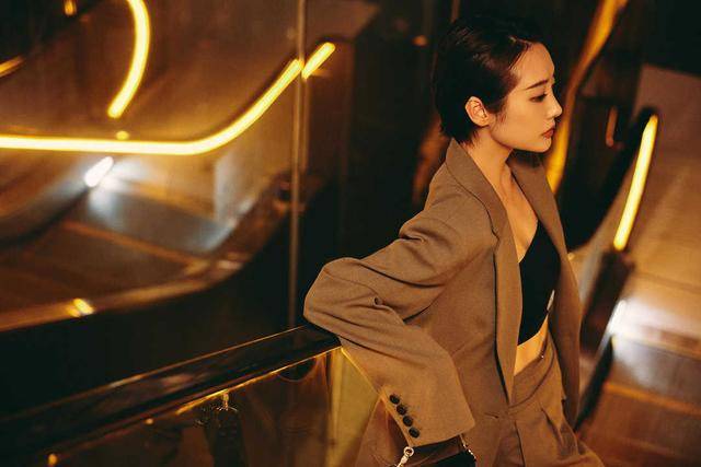 黑色 李纯真是个“小腰精”，西装里面直接穿黑色抹胸秀身材，又帅又A