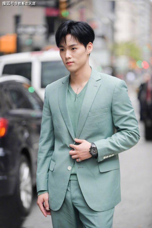 蓝发染 看帅哥养眼！董又霖薄荷绿西装现身时装周，清新气质成街头风景线