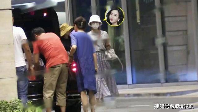 浅色 33岁江疏影和父母外出,浅色T配长裙,朴素穿着挡不住女神好气质