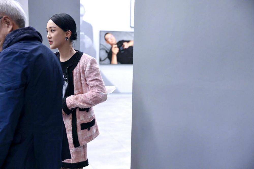 颜色 周讯在某节目中穿搭简单，但是依旧光彩照人！