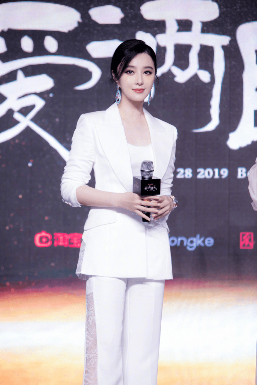 范冰冰 秋天上班装如何穿出高级感？穿白色西装套装，大气又高级