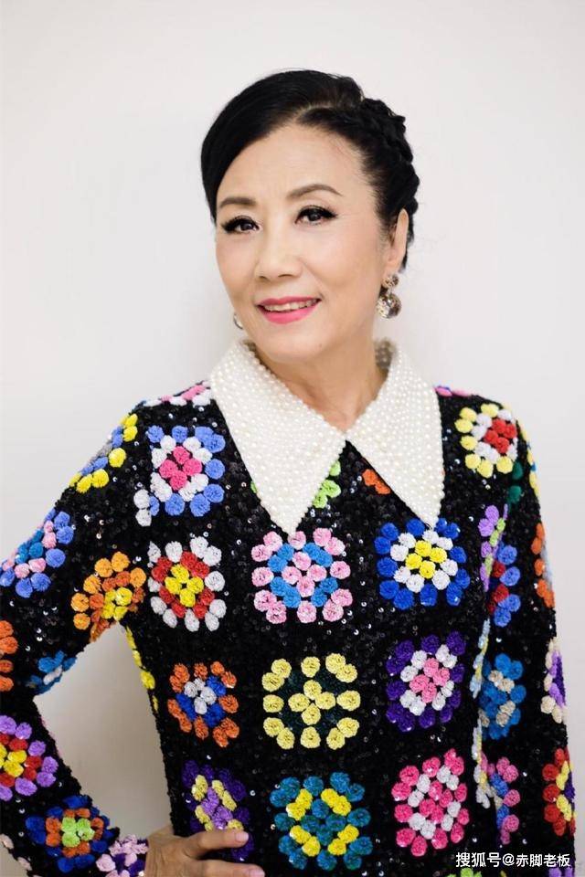 黑色 72岁汪明荃豁出去了，穿黑丝袜踩恨天高，一把年纪还这么性感时髦