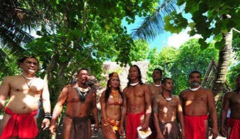 位于太平洋小岛上的原始部落，女性以贝壳为衣，长相酷似国人