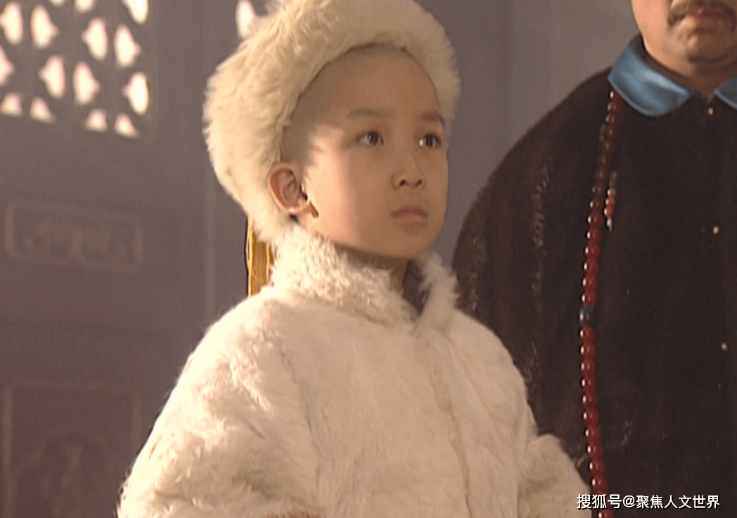 意思是说,康熙幼年时,苏麻喇姑是康熙的启蒙女老师,苏麻喇姑的字写得