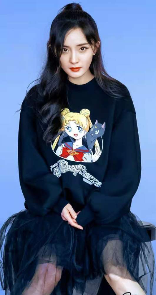 卫衣 被杨幂美到了,穿卡通卫衣配网纱裙时髦洋气,气质满分