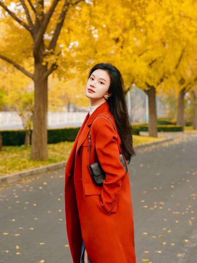 大衣 又降温了！冬天大衣别老配打底裤，换种方式更保暖时髦，漂亮大气