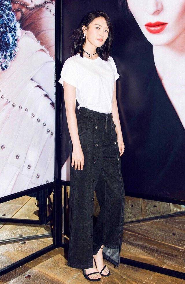黑色 童瑶婚后穿衣风格都变了，T恤配阔腿裤简约随性，高挑身材太惊艳