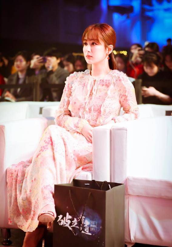 黑色 杨紫真像个“小仙女”，一袭粉色碎花连衣裙清新自然，甜美减龄