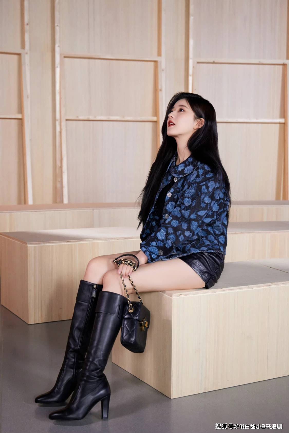 鹅蛋脸赵露思堪称成都第一美女？鹅蛋脸、长筒靴照更显性感、脱俗！