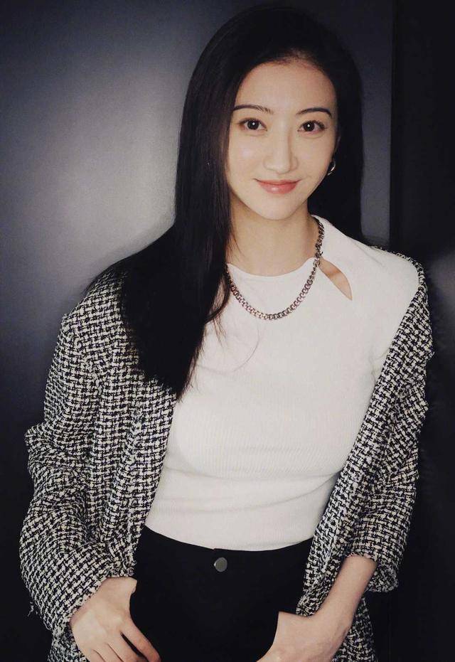 黑色 景甜真是越来越有气质感了，黑白西装配牛仔裤高级精致，干练帅气