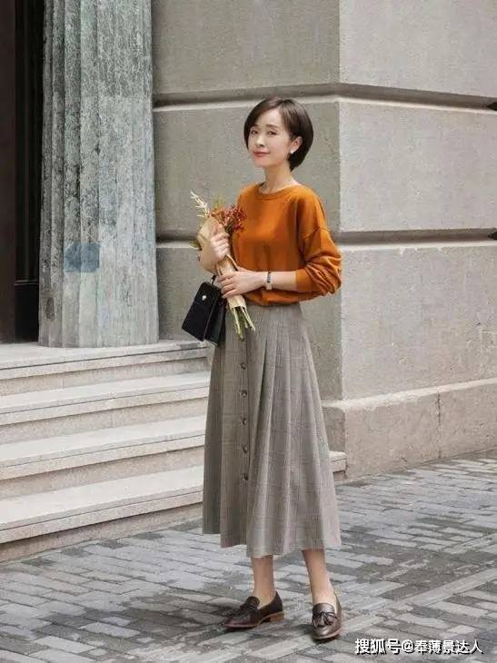 显得 女人不管年纪多大,秋冬穿裙子时谨记这“3要3不要”,才能美得时髦