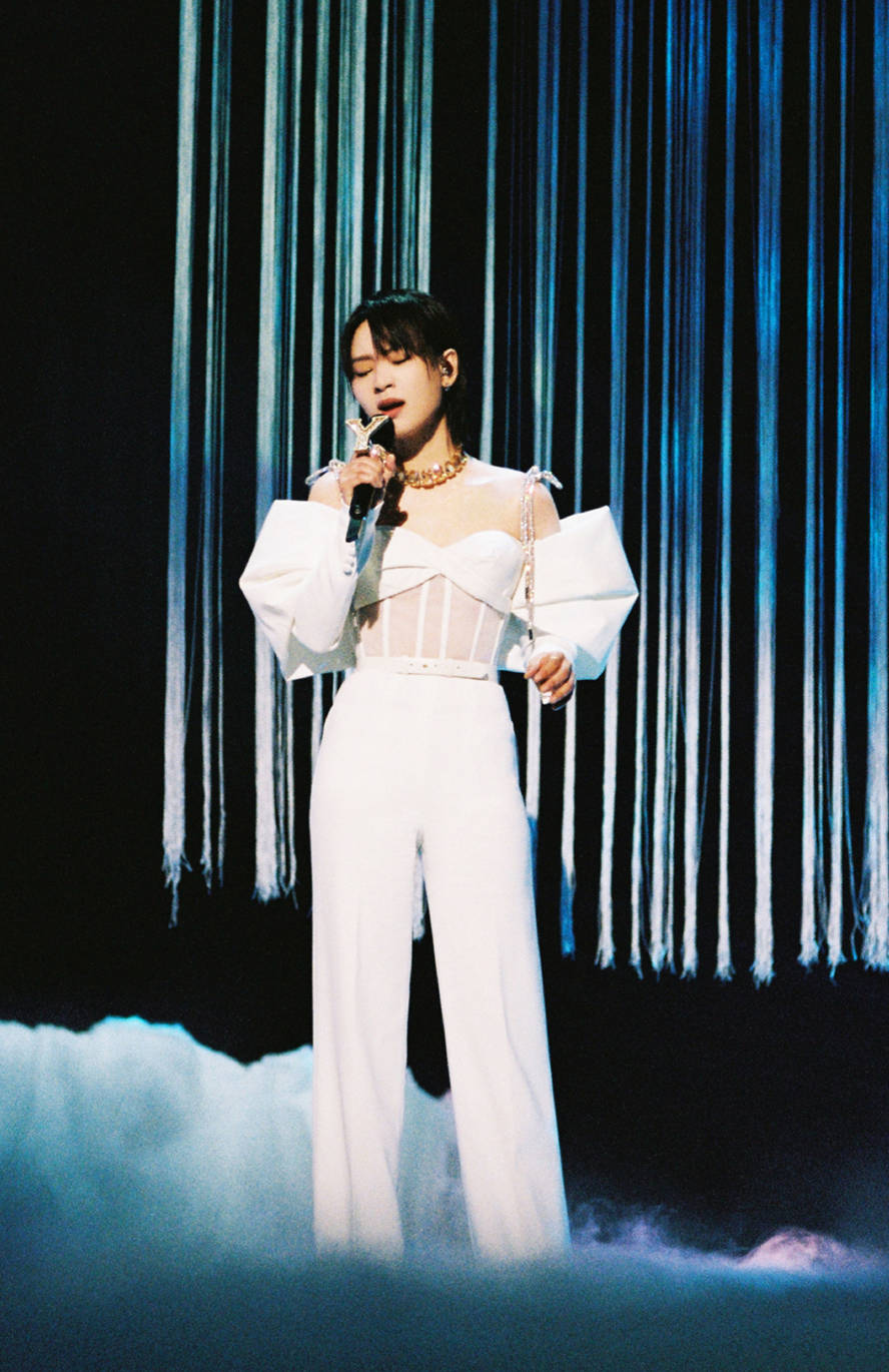 整体 周笔畅又玩新花样,两身抹胸搭配设计感拉满,造型好似冰火两重天