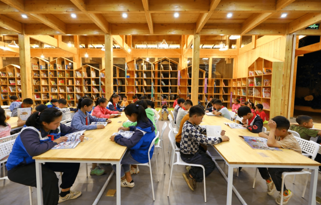 小学的乡村图书馆(摄影/田卫涛 来源/壹基金)河南乡中心小学地处偏远