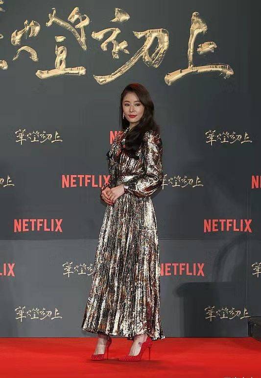 大气 林心如怎么变这样了！鎏金长裙穿出浓浓油腻感，一做大表情脸就垮