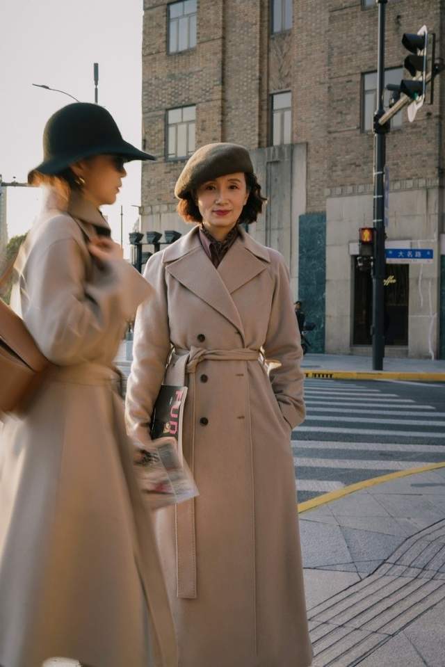 配饰 三木妈不愧是“穿搭界”的佼佼者,大衣造型减龄时髦,照穿就很美